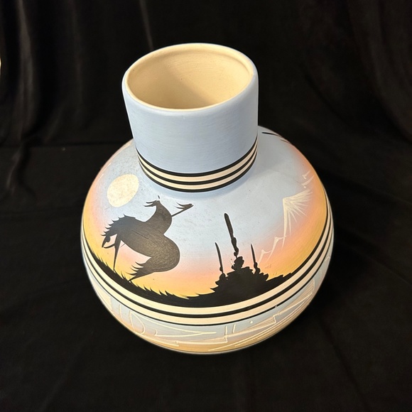 Navajo Native American signed hand painted pottery. - Picture 3 of 8
